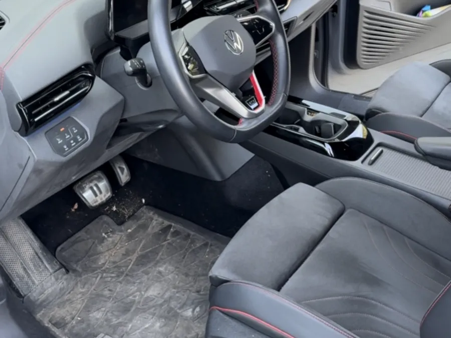 Znečistený interiér Volkswagen ID.5 so špinavou gumovou rohožou