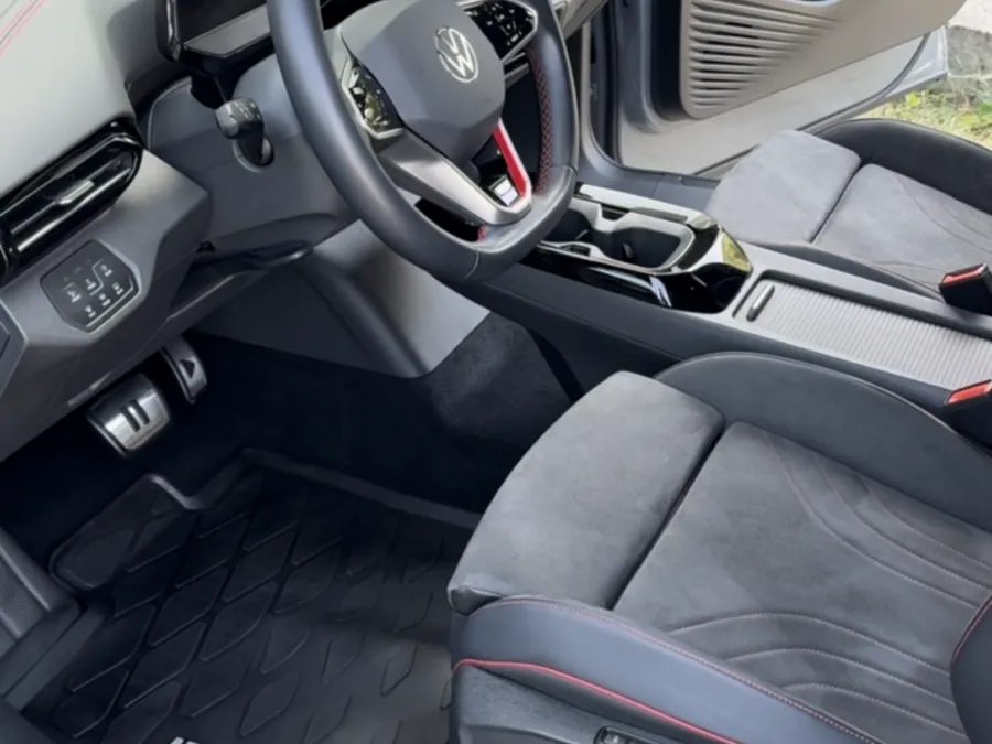 Vyčistený interiér Volkswagen ID.5 s čistou gumovou rohožou